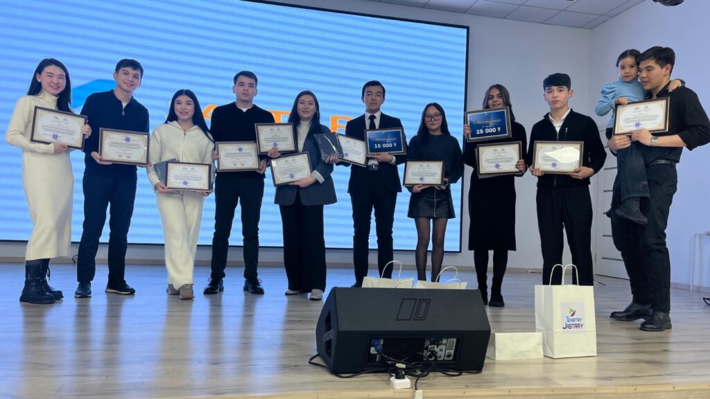 ҚАРИУ-ДЫҢ ҮЗДІК СТУДЕНТТЕРІ МАРАПАТТАЛДЫ