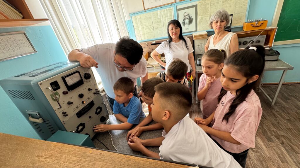 ҚАРИУ БОЛАШАҚҚА ЖОЛ КӨРСЕТЕДІ: МЕКТЕП ОҚУШЫЛАРЫ МАМАНДЫҚТАР ӘЛЕМІМЕН ТАНЫСУДА