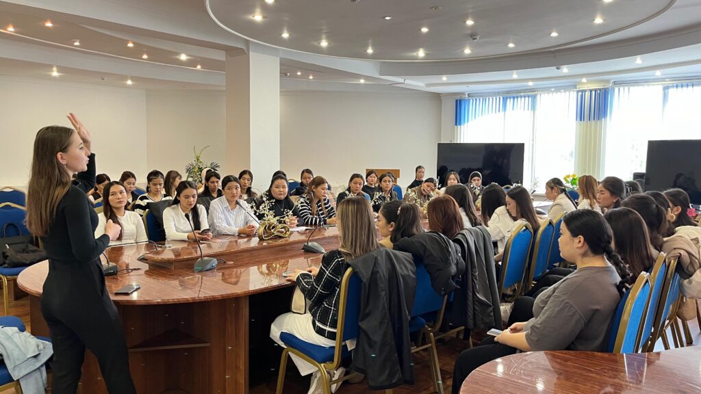 ИНТЕРНЕТТЕГІ ҚАУІПТЕР ТУРАЛЫ СТУДЕНТТЕРГЕ АЙТЫЛДЫ